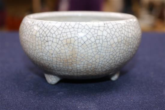 A 19th century Chinese crackleware bowl